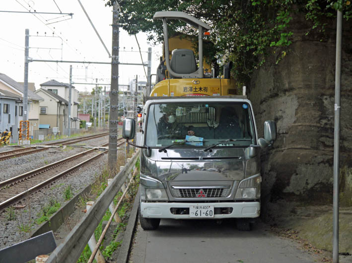 工事車両進入！脅かされる通行の安全：緑の洞門通行禁止_c0014967_829582.jpg