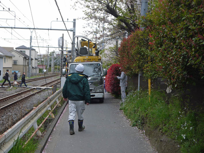 工事車両進入！脅かされる通行の安全：緑の洞門通行禁止_c0014967_8301513.jpg