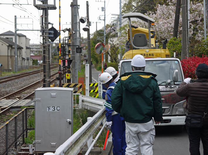 工事車両進入！脅かされる通行の安全：緑の洞門通行禁止_c0014967_8303241.jpg