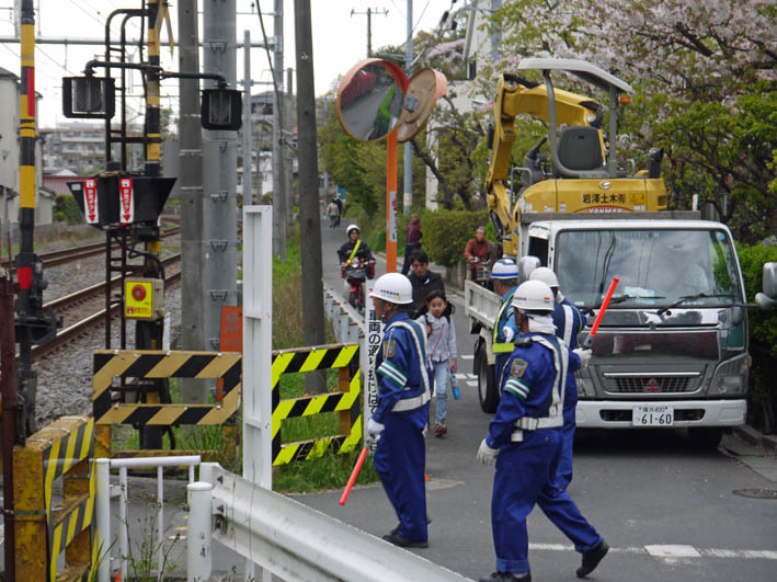 工事車両進入！脅かされる通行の安全：緑の洞門通行禁止_c0014967_8305886.jpg