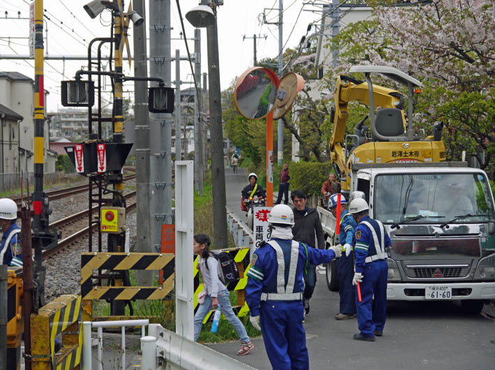 工事車両進入！脅かされる通行の安全：緑の洞門通行禁止_c0014967_8311747.jpg