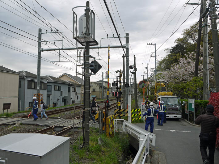 工事車両進入！脅かされる通行の安全：緑の洞門通行禁止_c0014967_8314438.jpg