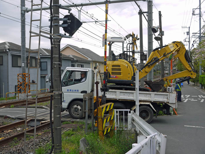 工事車両進入！脅かされる通行の安全：緑の洞門通行禁止_c0014967_8321437.jpg