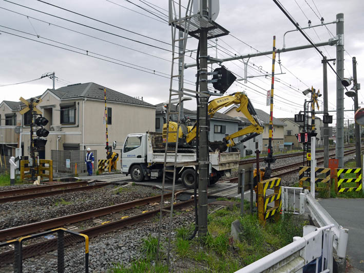 工事車両進入！脅かされる通行の安全：緑の洞門通行禁止_c0014967_8322719.jpg