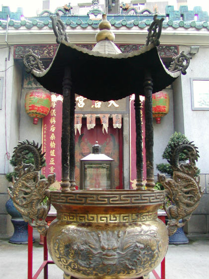 敬う場所に飾り付けられた 美しい細工　 ～ 香港の廟 その３ ～_e0248743_20332128.jpg