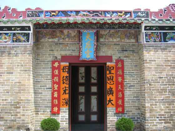 敬う場所に飾り付けられた 美しい細工　 ～ 香港の廟 その３ ～_e0248743_20365136.jpg