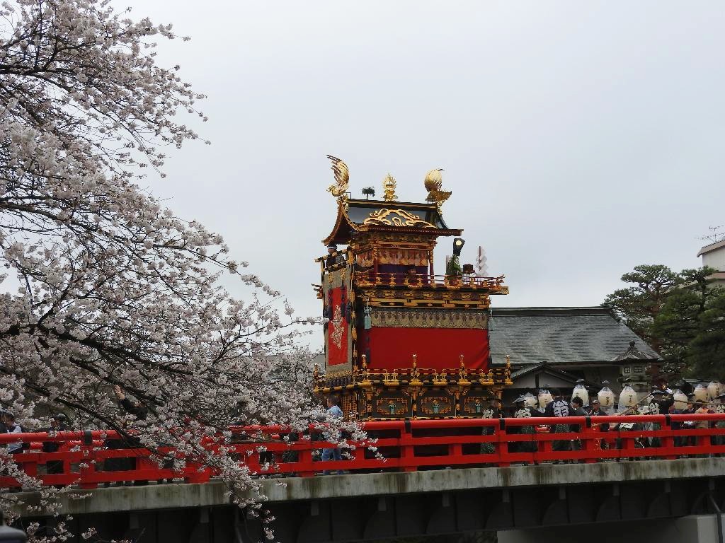 16年 春の高山祭り その2 中橋を渡る屋台 新 四季彩日記 16年 春の高山祭り その2 中橋を渡る屋台 新 四季彩日記