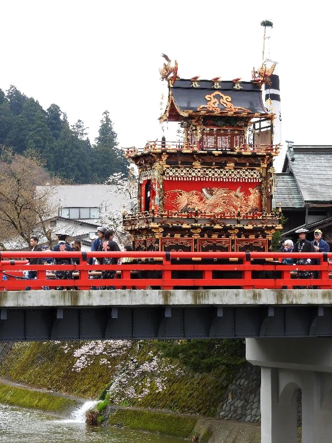 16年 春の高山祭り その2 中橋を渡る屋台 新 四季彩日記 16年 春の高山祭り その2 中橋を渡る屋台 新 四季彩日記