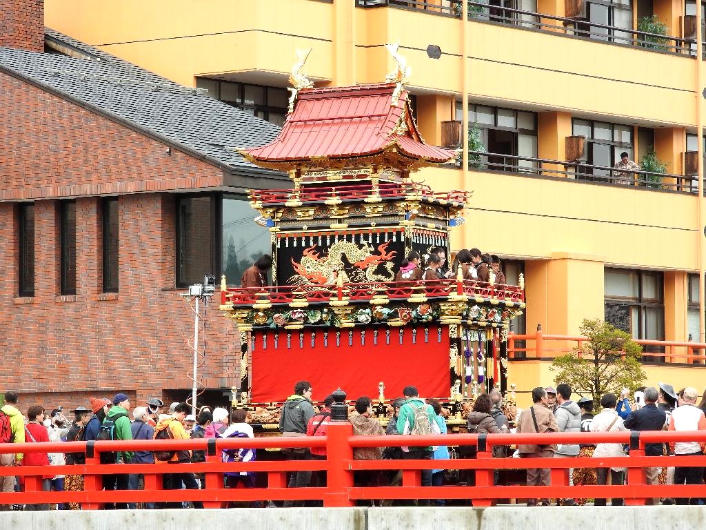 16年 春の高山祭り その2 中橋を渡る屋台 新 四季彩日記 16年 春の高山祭り その2 中橋を渡る屋台 新 四季彩日記