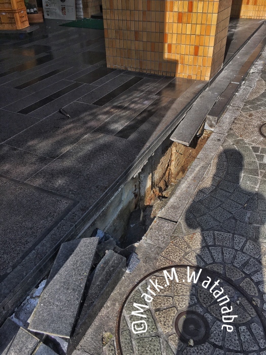 街中の割れ目_e0135098_12075599.jpeg