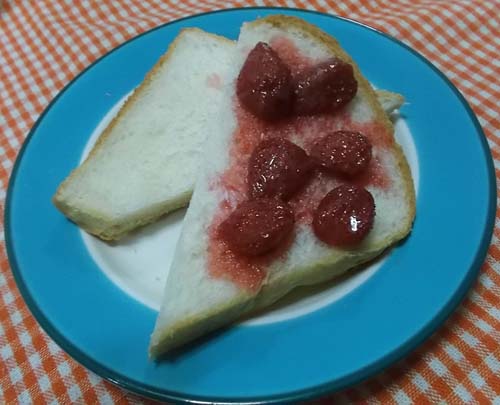山型食パンと自家製いちごジャム_f0019498_19415256.jpg