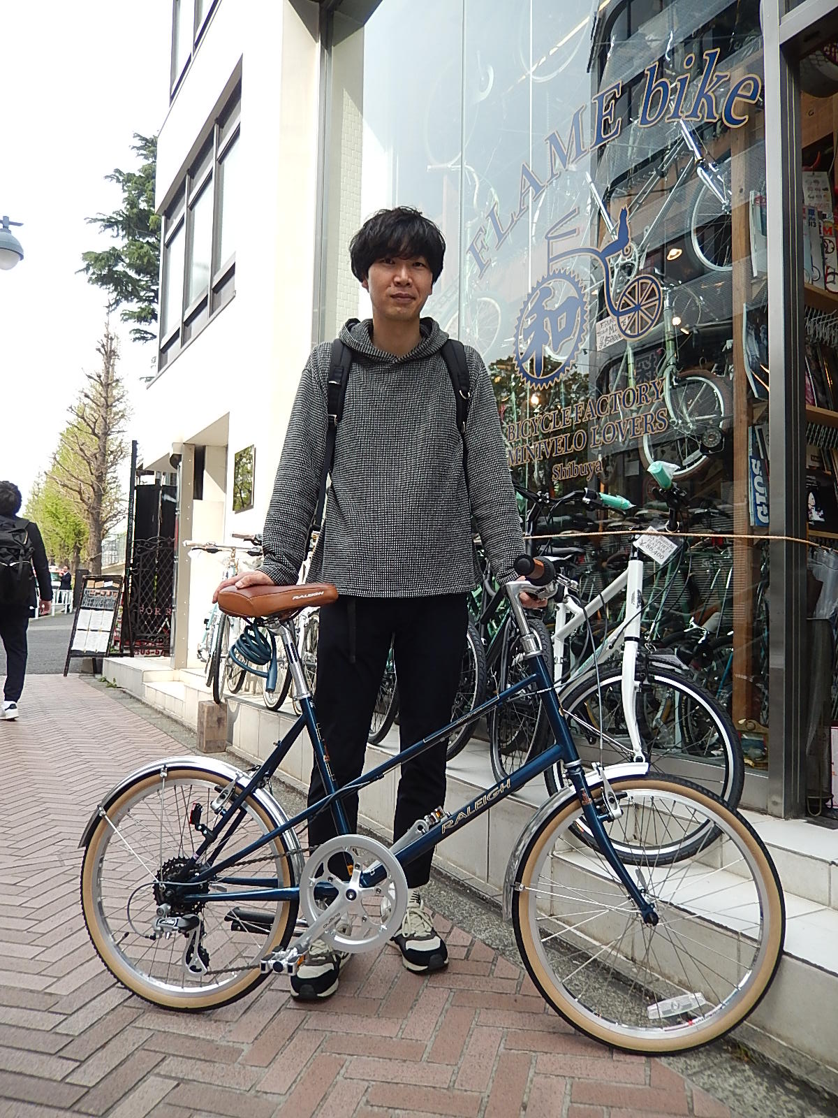 4月16日　渋谷　原宿　の自転車屋　FLAME bike前です_e0188759_1913454.jpg