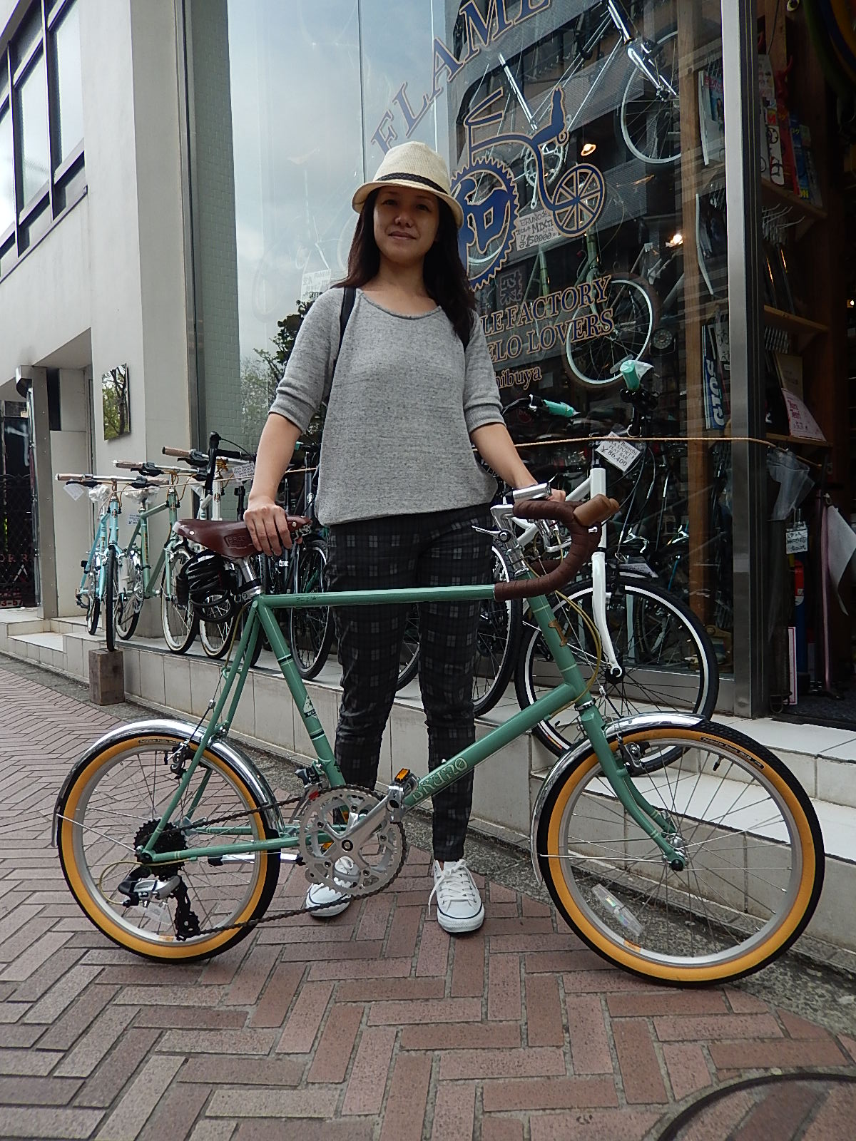4月16日　渋谷　原宿　の自転車屋　FLAME bike前です_e0188759_1972750.jpg