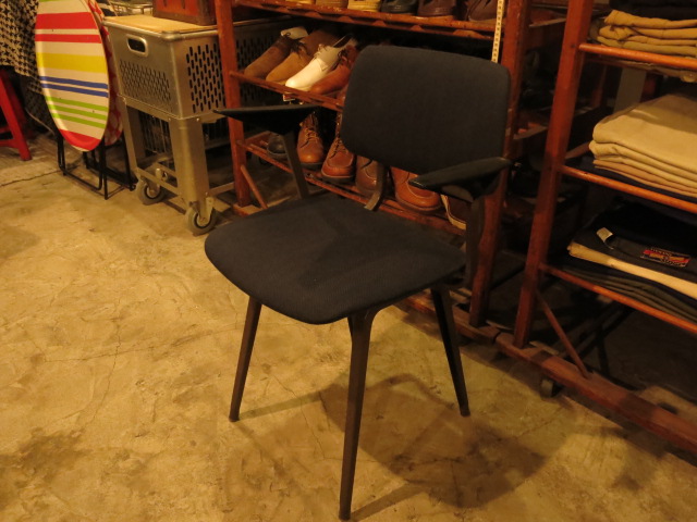 \"Friso Kramer Revolt Arm Chair / Ahrend De Cirkel\"ってこんなこと。_c0140560_1052956.jpg
