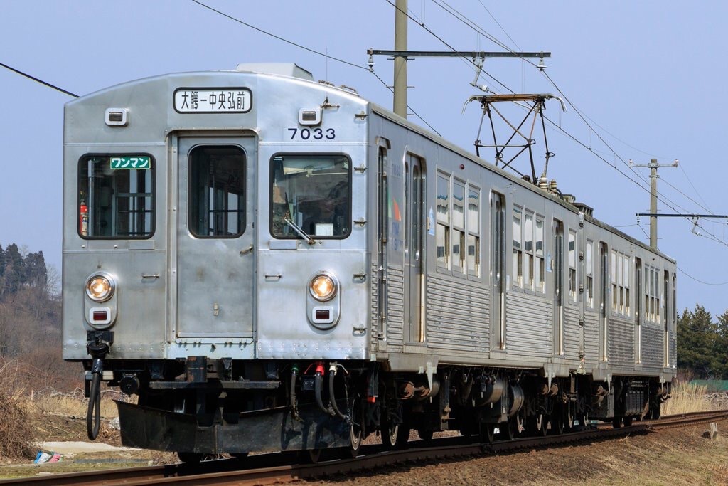 都会から田舎へ 弘南鉄道7000 銀一色で運行 Rail Contrail