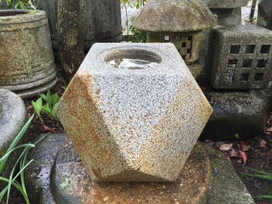 本鞍馬 切子の手水鉢 : 男のロマンは女の不満