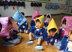 年少、初めての避難訓練_e0325335_1012398.jpg
