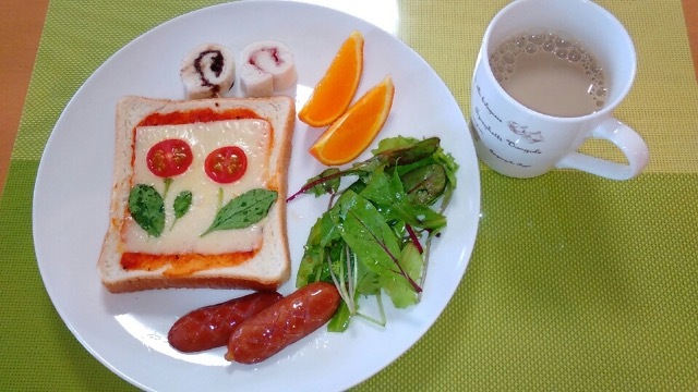 朝食 ピザトースト ウインナー サラダ フルーツ 豆乳コーヒー 今日の献立 朝食 ピザトースト ウインナー サラダ フルーツ 豆乳コーヒー 今日の献立