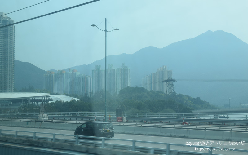 香港国際空港からエアポートエクスプレスに乗って、九龍へ向かう_e0131432_11434907.jpg