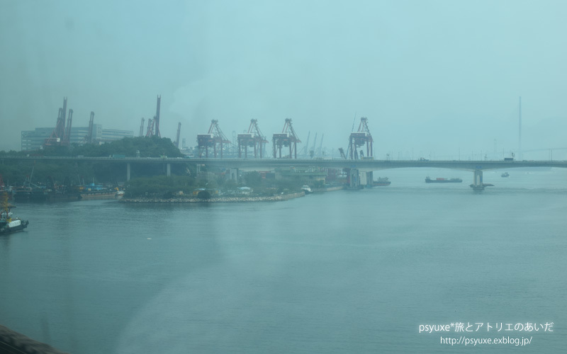 香港国際空港からエアポートエクスプレスに乗って、九龍へ向かう_e0131432_11505920.jpg