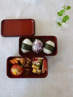 lunch box 母から譲りうけた漆器に詰めて。_a0165160_18465386.jpg