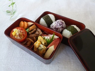 lunch box 母から譲りうけた漆器に詰めて。_a0165160_18515658.jpg