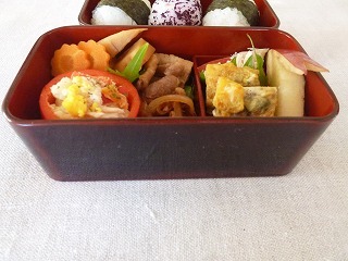 lunch box 母から譲りうけた漆器に詰めて。_a0165160_19245061.jpg