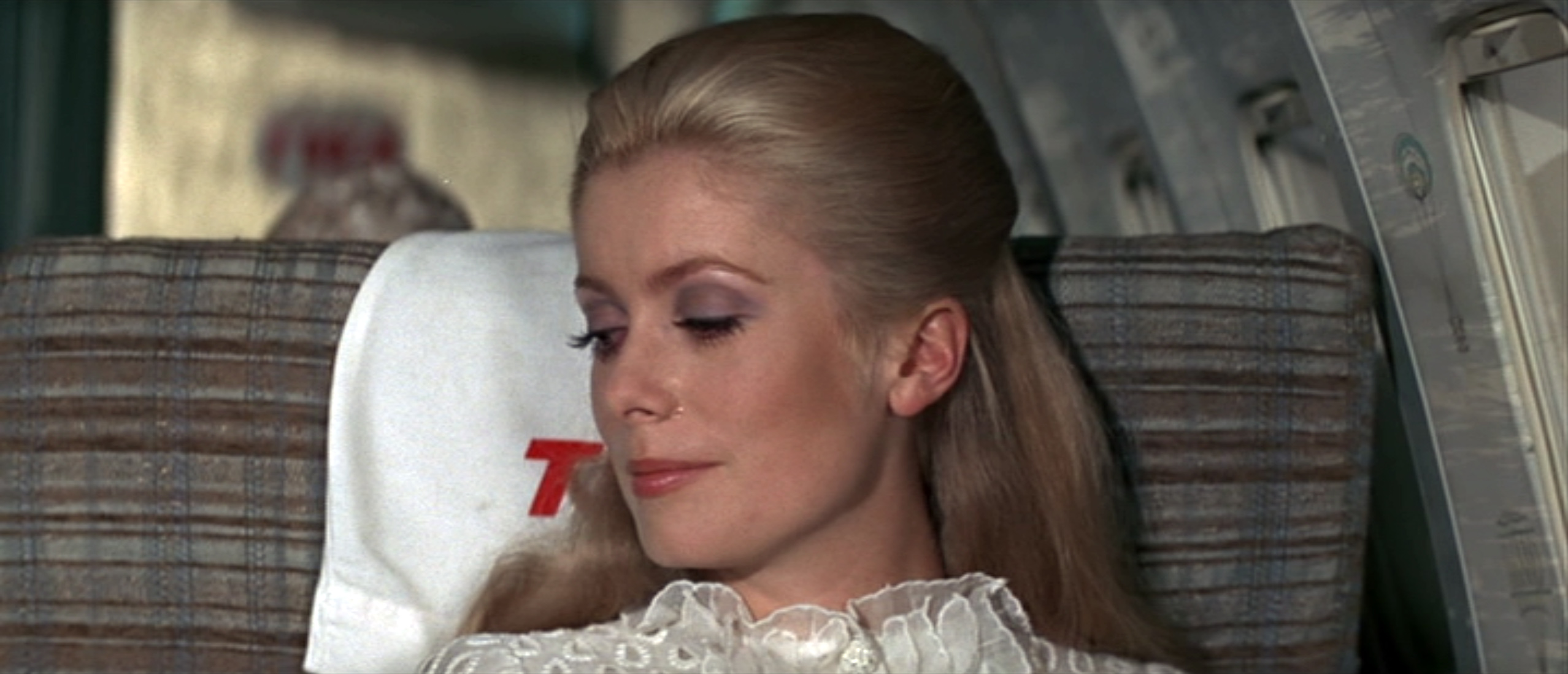 カトリーヌ・ドヌーヴ（Catherine Deneuve）「幸せはパリで」（1969年）・・・⑦_e0042361_13381987.jpg