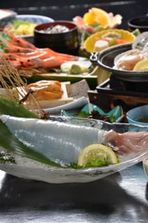 白イカも丸ごとど〜んと.......迫力満点の海の幸料理....._b0194185_2381983.jpg