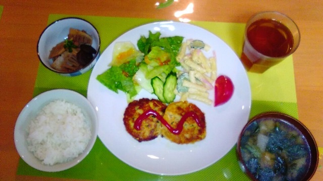 夕食 お魚ハンバーグ 筍土佐煮 マカロニサラダ ご飯 味噌汁 今日の献立