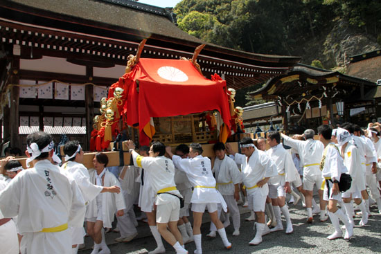 松尾大社 例大祭(神輿渡御)_e0048413_2153857.jpg