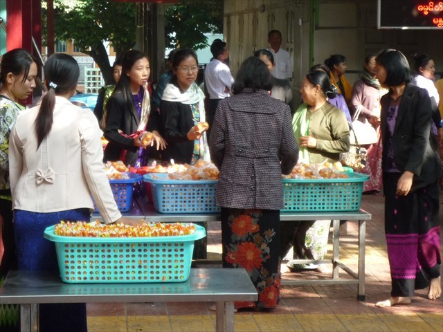 どこまで続く？お坊さんの朝食を待つ行列はすご～い♪アマラプラのミャンマー最大の僧院！_b0287088_21212441.jpg