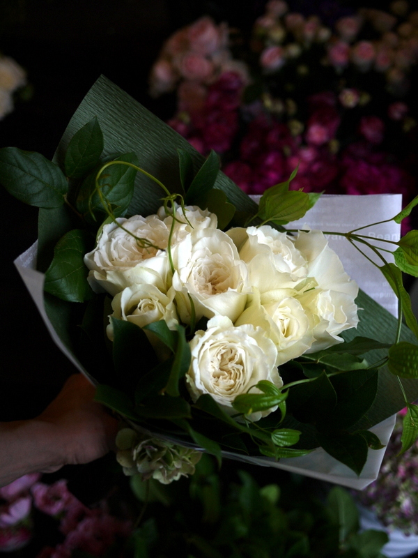 結婚記念日に 奥様へ白バラの花束 札幌 花屋 Mell Flowers