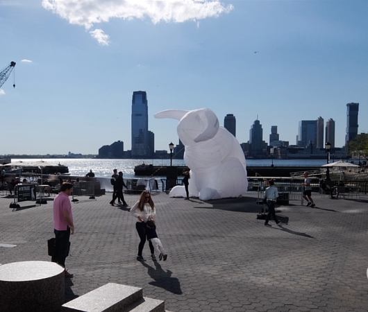 NYに高さ12mの巨大うさぎのパブリックアート登場中、\"Intrude\" by Amanda Parer_b0007805_20201591.jpg
