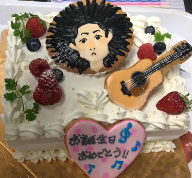 バースデーケーキ 東京下北沢 ブロシェットボンボンシン という焼き鳥バーでｂｇｍアコーディオン演奏をしてます 次回予定はこちらブログでお知らせします