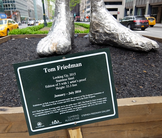 ニューヨークに進撃した巨人のパブリックアート、”Looking up” by Tom Friedman_b0007805_484845.jpg
