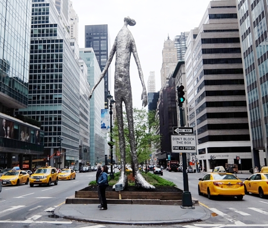 ニューヨークに進撃した巨人のパブリックアート、”Looking up” by Tom Friedman_b0007805_49119.jpg