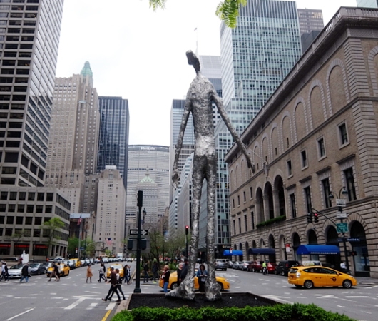 ニューヨークに進撃した巨人のパブリックアート、”Looking up” by Tom Friedman_b0007805_493537.jpg