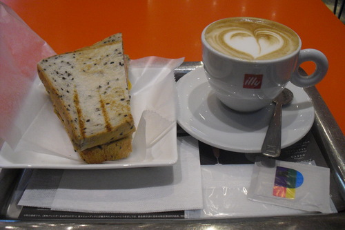 Eｓｐｒｅｓｓａｍｅｎｔｅ ｉｌｌｙ（エスプレッサメンテ・イリー）　『セサミサンド ハム＆チーズ』 _a0326295_20452162.jpg