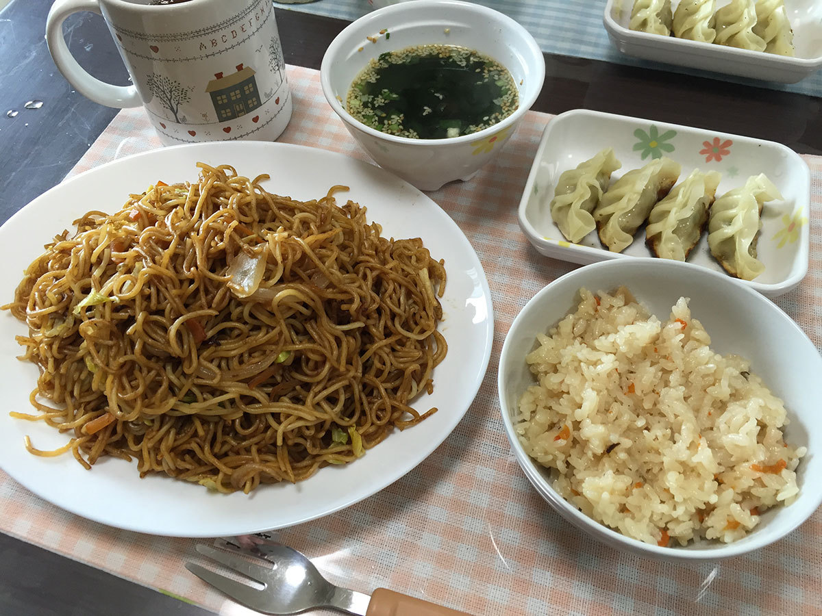 昼・大盛り焼きそばと五目ご飯、餃子、わかめスープ_c0357519_12401801.jpg