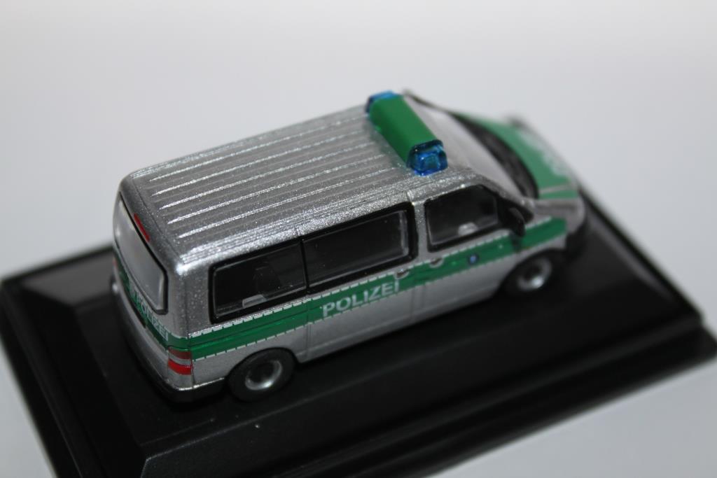 1/87 Schuco VolksWagen T5 Wagon EMERGENCY MODEL_b0285587_41981.jpg