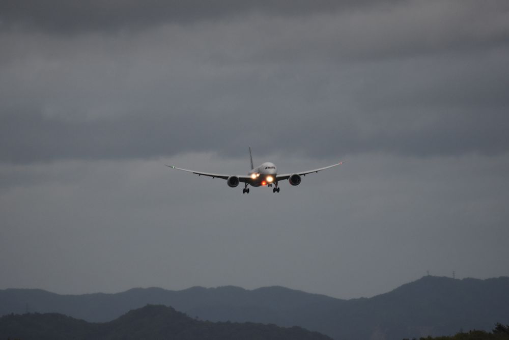 着陸機撮影＠広島空港芝生広場の丘_b0057612_22434454.jpg