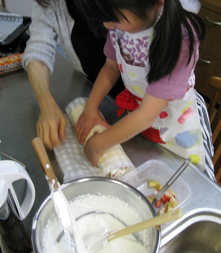 ばぁばのワークショップ! ロールケーキを作る_f0129726_22275105.jpg