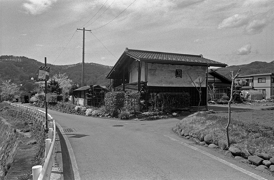 モノクロ街頭スナップへの回帰　（習作1=長野県茅野市湯川）_c0035245_2122199.jpg