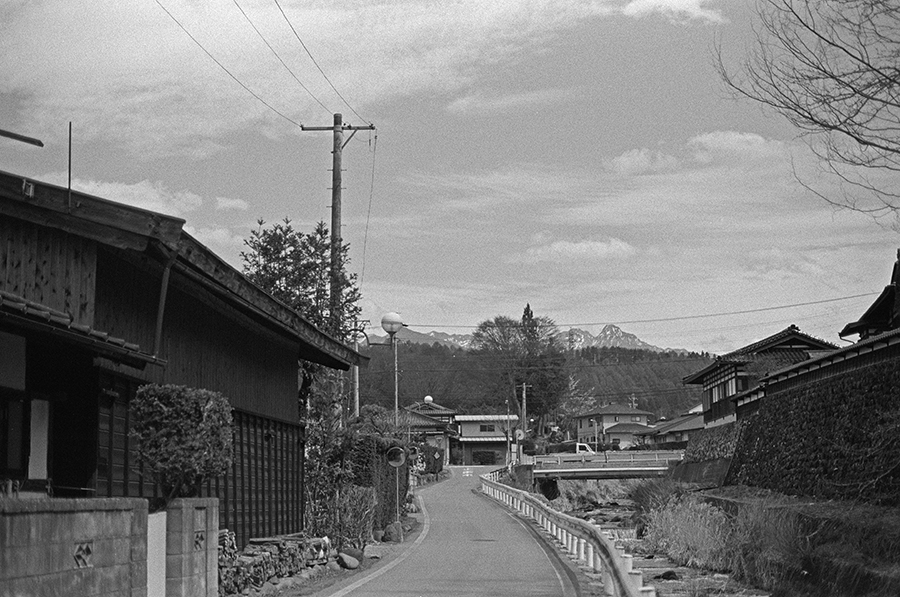 モノクロ街頭スナップへの回帰　（習作1=長野県茅野市湯川）_c0035245_23492142.jpg