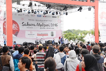 日本インドネシア友好　第５回さくら祭りに１０万人_a0054926_714422.jpg