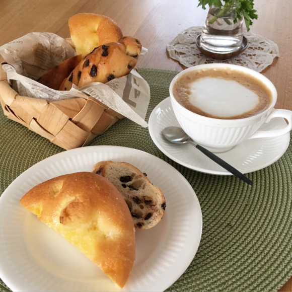 あんかけ焼そばとカイザーのパンで朝ごはん。_b0065587_09031589.jpg