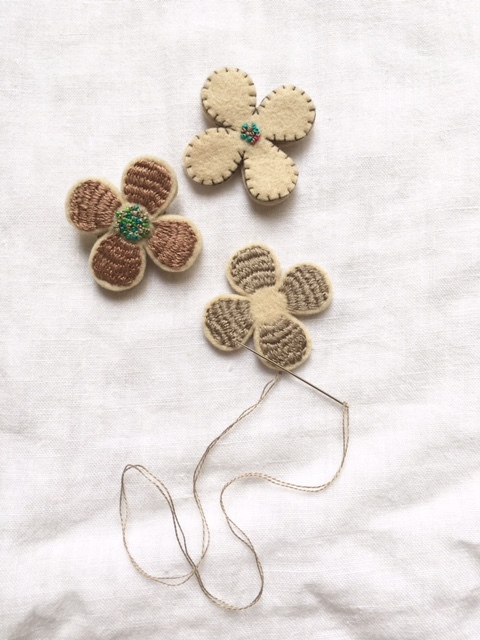 お花に刺繍糸。_a0340921_08170486.jpg