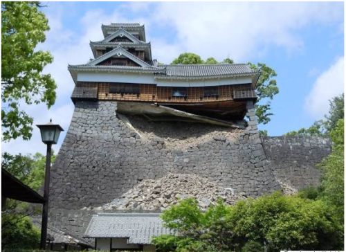 崩壊した阿蘇神社楼門_d0261038_21240303.png