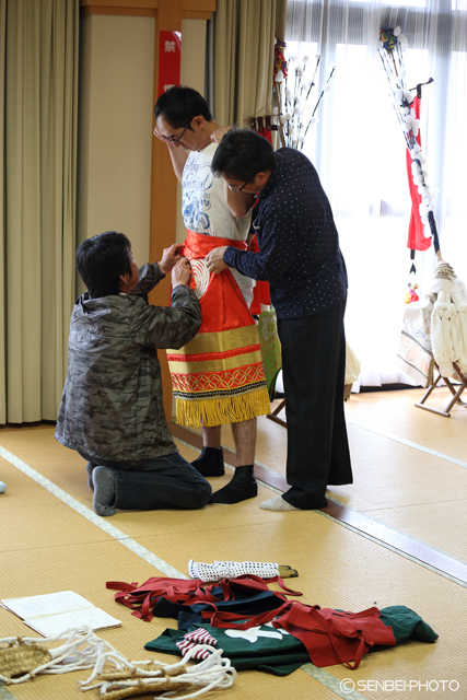 筑摩神社「鍋冠祭」2016①_e0271181_23381546.jpg